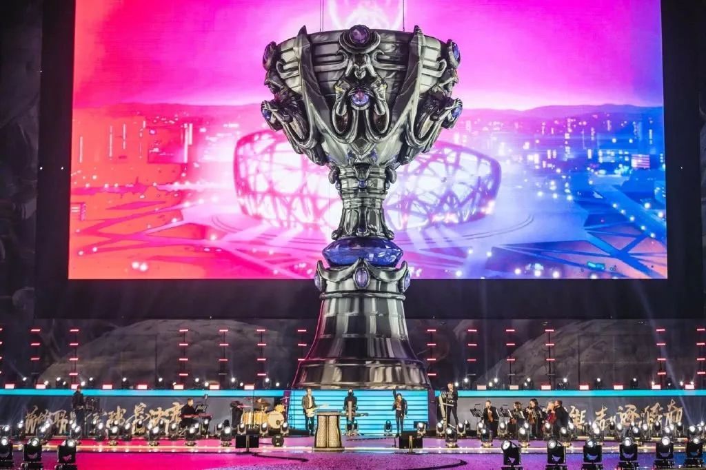 电竞世界杯官方确认：T1将BLG、TES、TL的战队秘钥放进奖杯